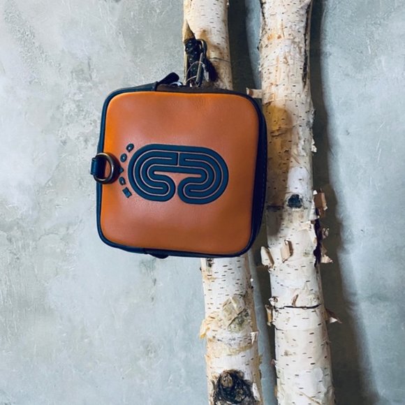 Coach SQUARE HYBRID POUCH IN COLORBLOCK PA… - Picture 4 of 6